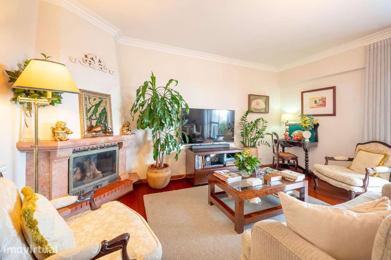 Apartamento T3, com Box de 85 m2 e Arrecadação em Odivelas-0