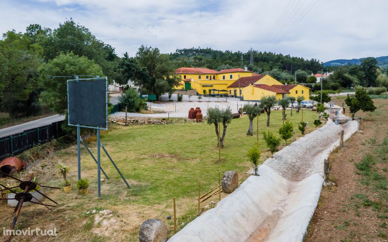 Quinta em Coimbra composta por 3 moradias independentes e um lagar de