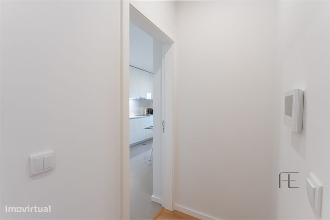 Apartamento T3 como novo, 2 lugares de garagem e 2 arrecadações, Esmor-7