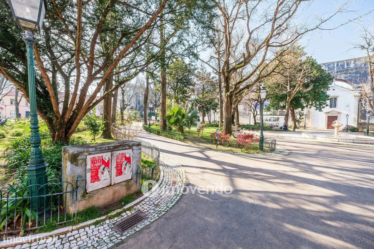 Apartamento T2 com cozinha equipada e mobilado, nas Amoreiras-40