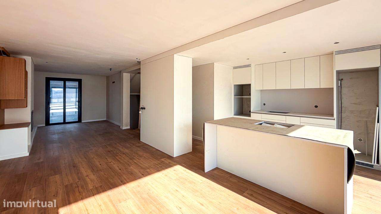 MORADIA NOVA - Com PISCINA  e  JARDIM .-22