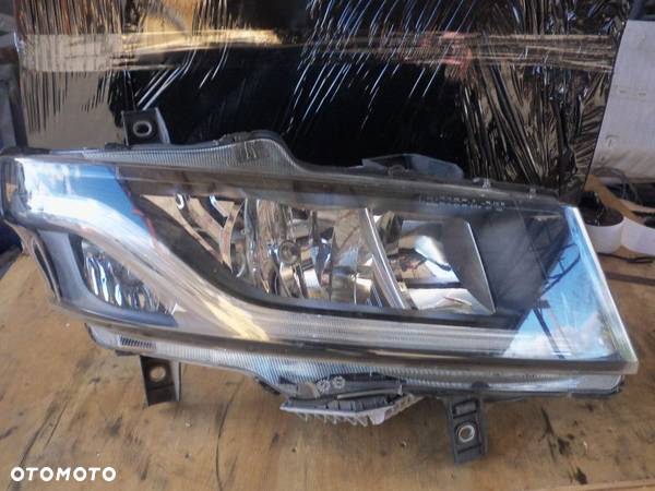 Iveco S-Way lampa przednia prawa led - 1