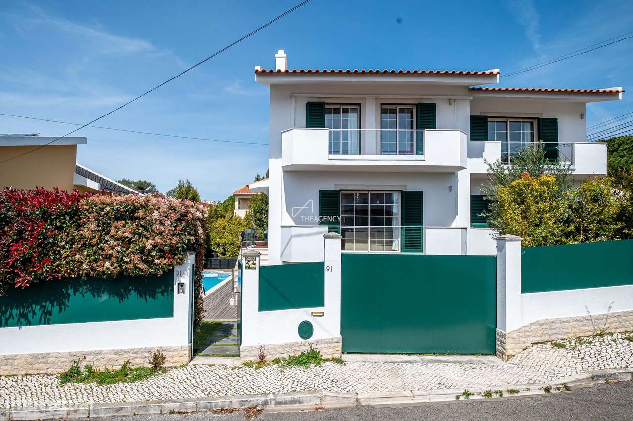 Moradia Independente no Estoril com 4 Quartos, Piscina e Garagem-31