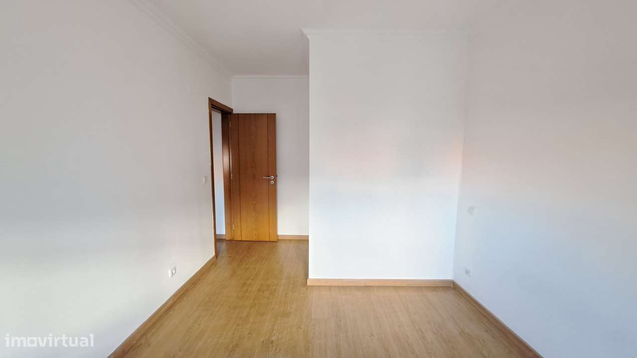 Apartamento T3  área total 145m2, 2 lugares estacionamento  Brandoa-11