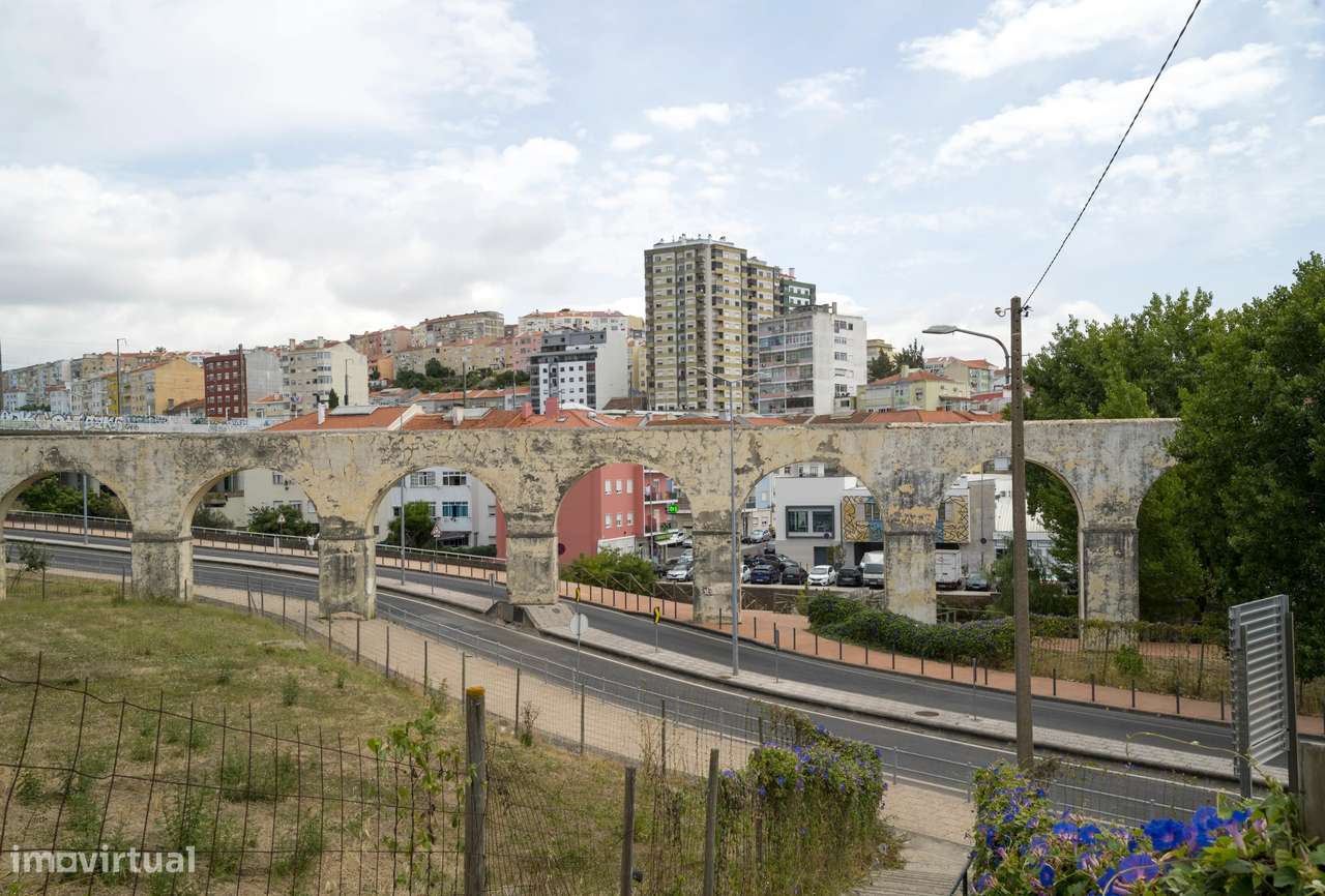 T2 com Excelente Localização em Queluz-27