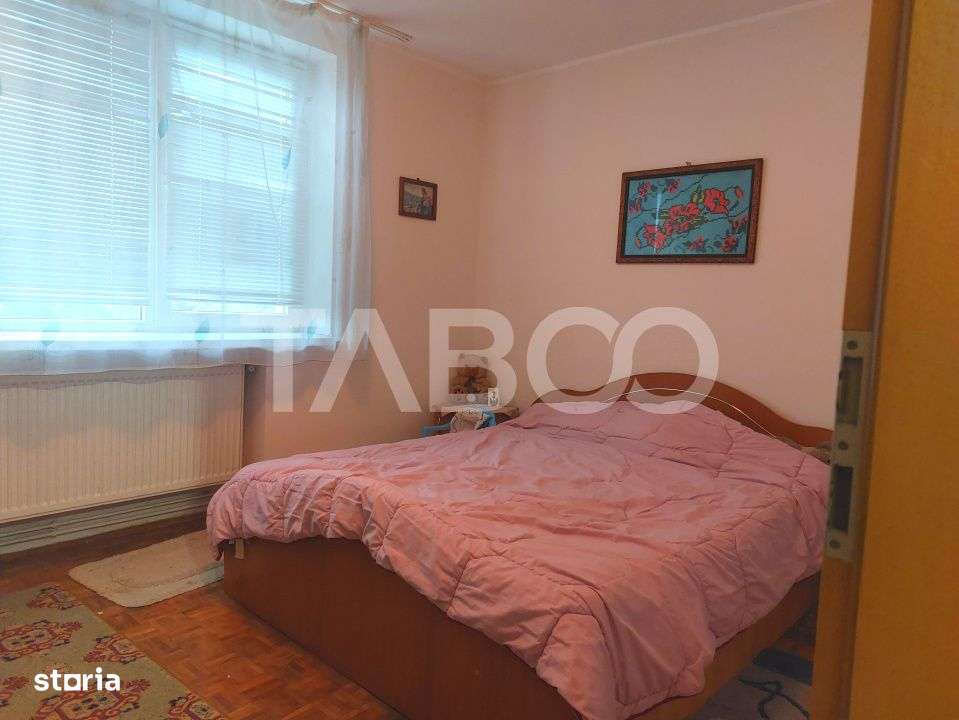 Apartament 2 camere decomandate 57 mp balcon bloc cu acoperis Cisnadie - Imagine principală: 5/13