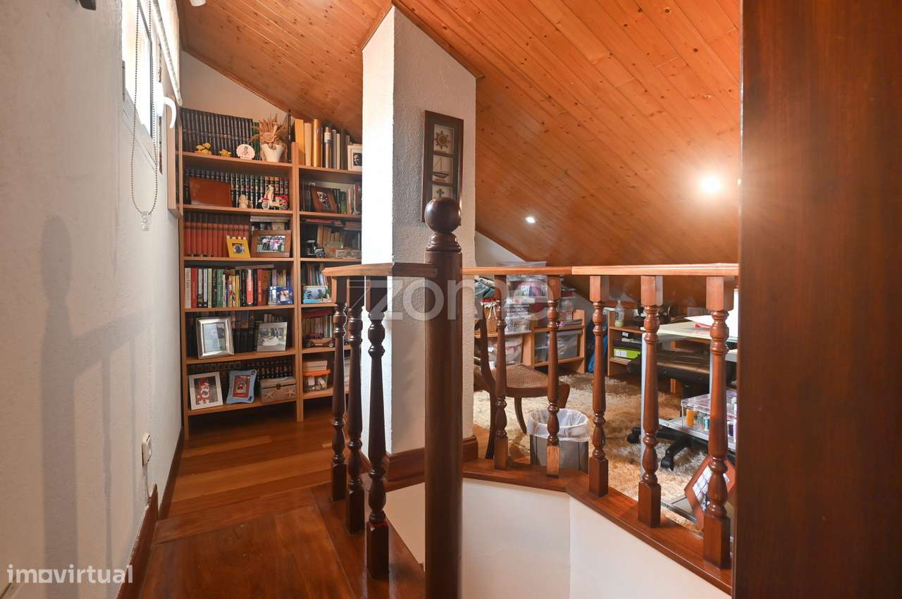 Moradia T3 + 1 remodelada, na Aldeia de Juso (Bairro Chesol)-28