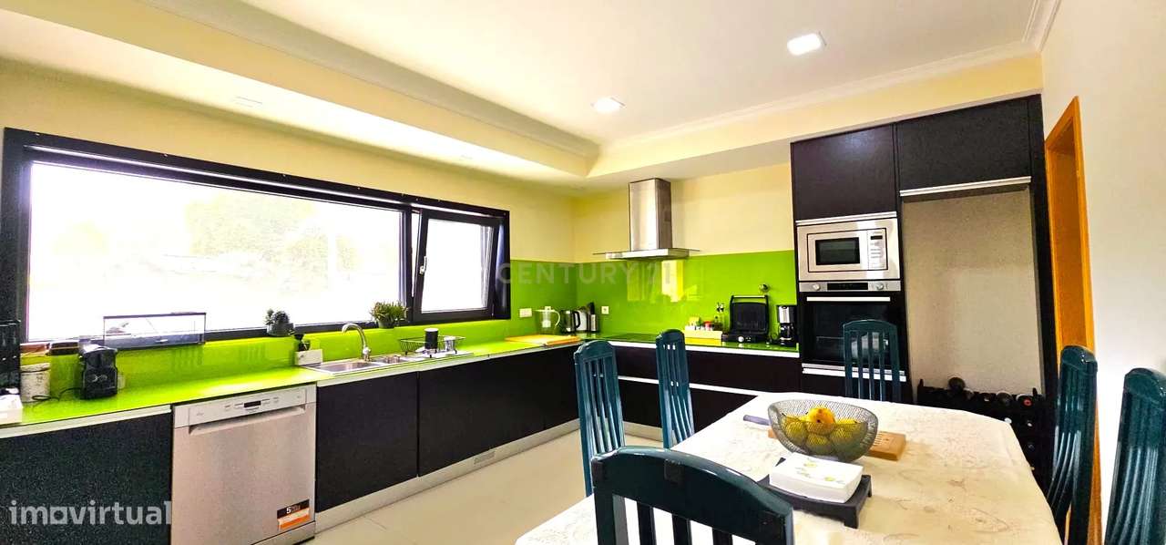 Moderna Moradia T4 com Piscina em Aldreu, Barcelos-15