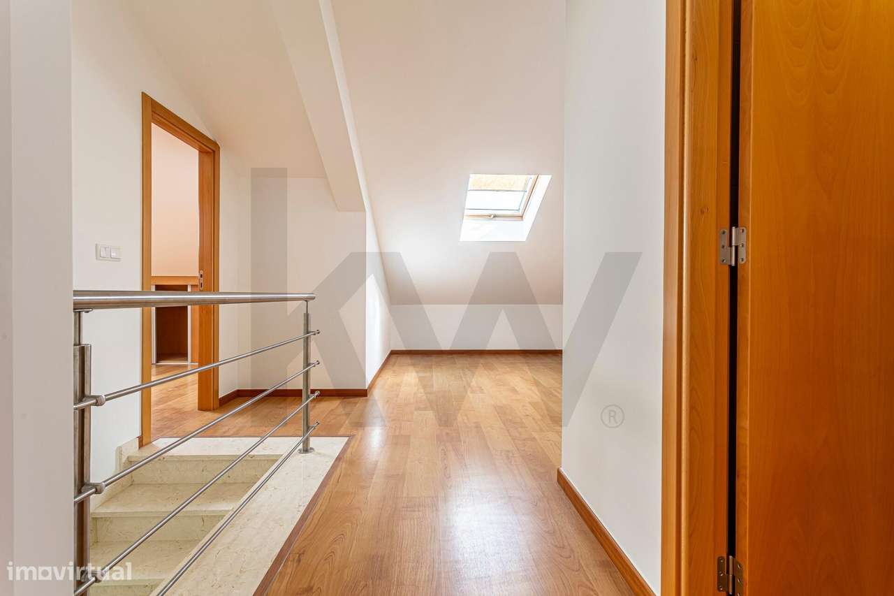 Apartamento T3 Duplex com aproveitamento superior | 5 Quartos | Garage-9