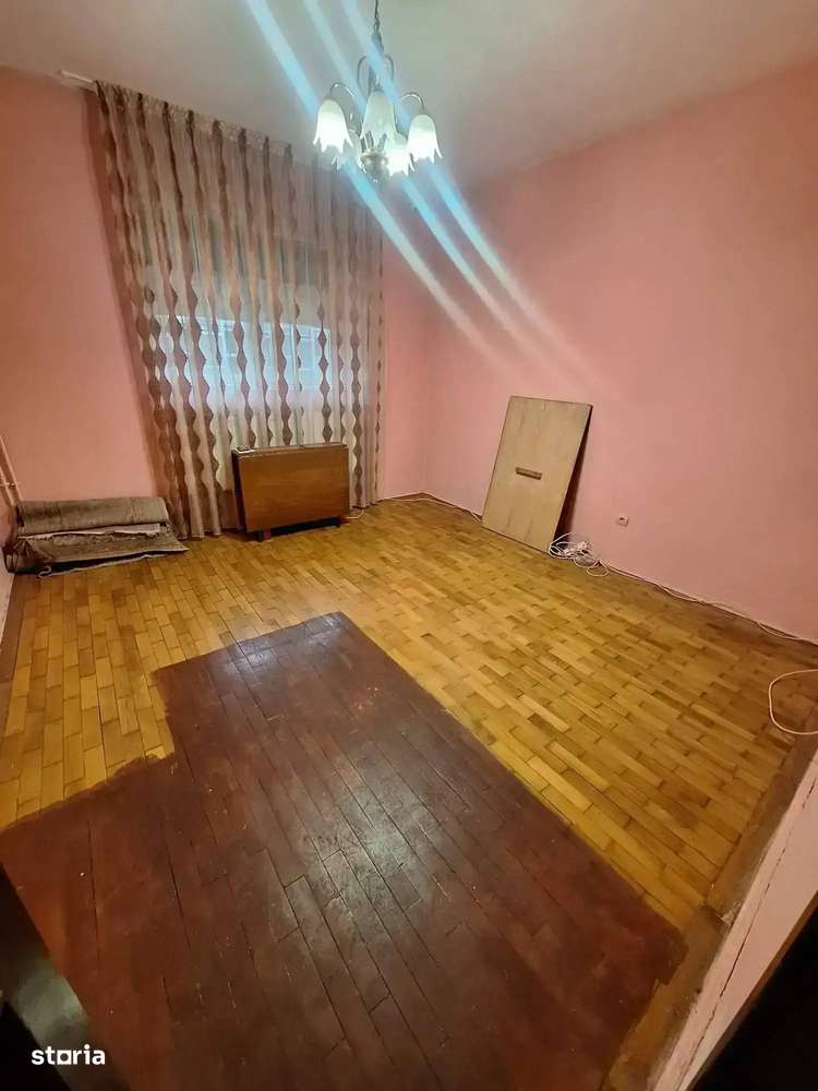 Casă cu teren – ideală pentru spații comerciale / birouri – Sector 4-8