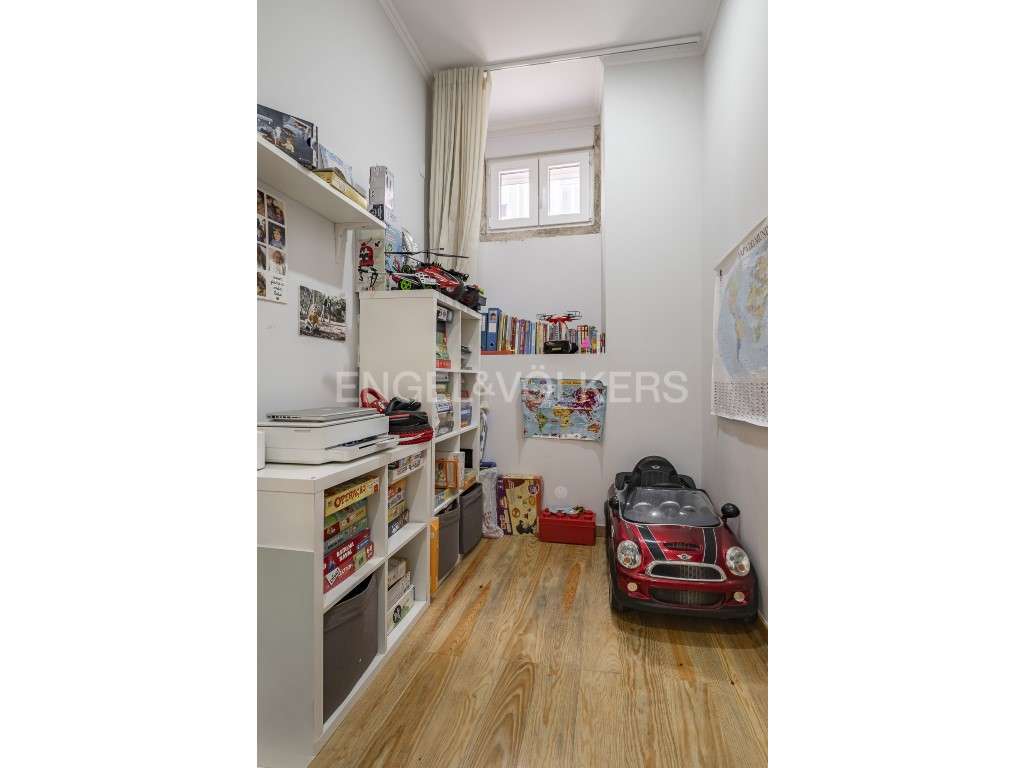 T4 remodelado com terraço e jardim Anjos / Arroios-24