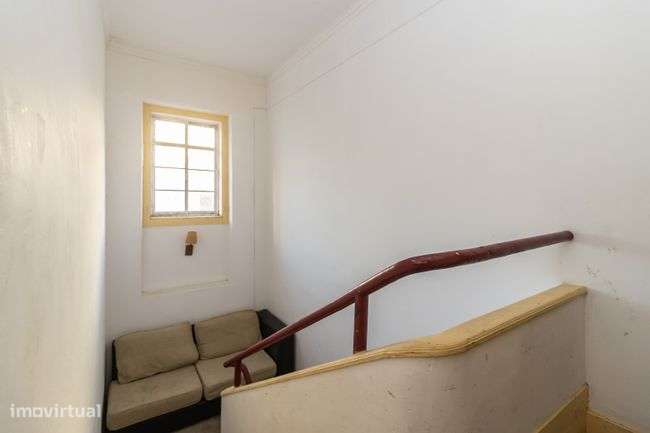 Prédio  2 Apartamentos 2 lojas Venda Barreiro-11
