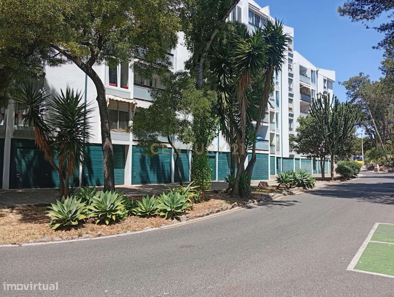 Apartamento T2 completamente remodelado na prestigiada e tranquila zon-22