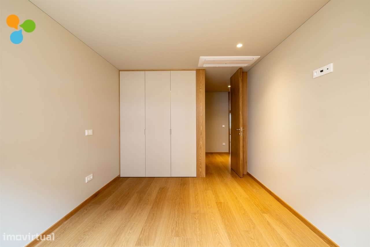 Apartamento T2 novo c/ terraço e 2 lugares de garagem-14
