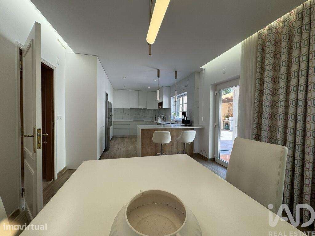 Moradia bi-familiar T5 em Tomar e Santa Maria dos Olivais de 230 m2-9
