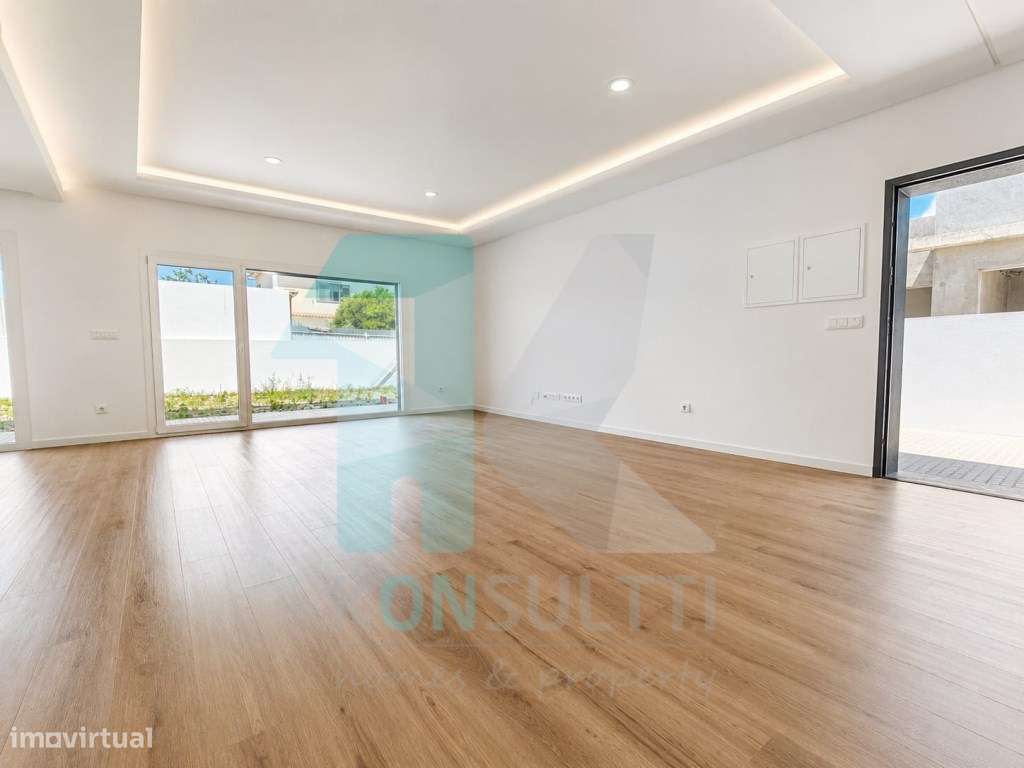 Moradia térrea T4 nova com boas áreas e jardim - Fernão Ferro-3
