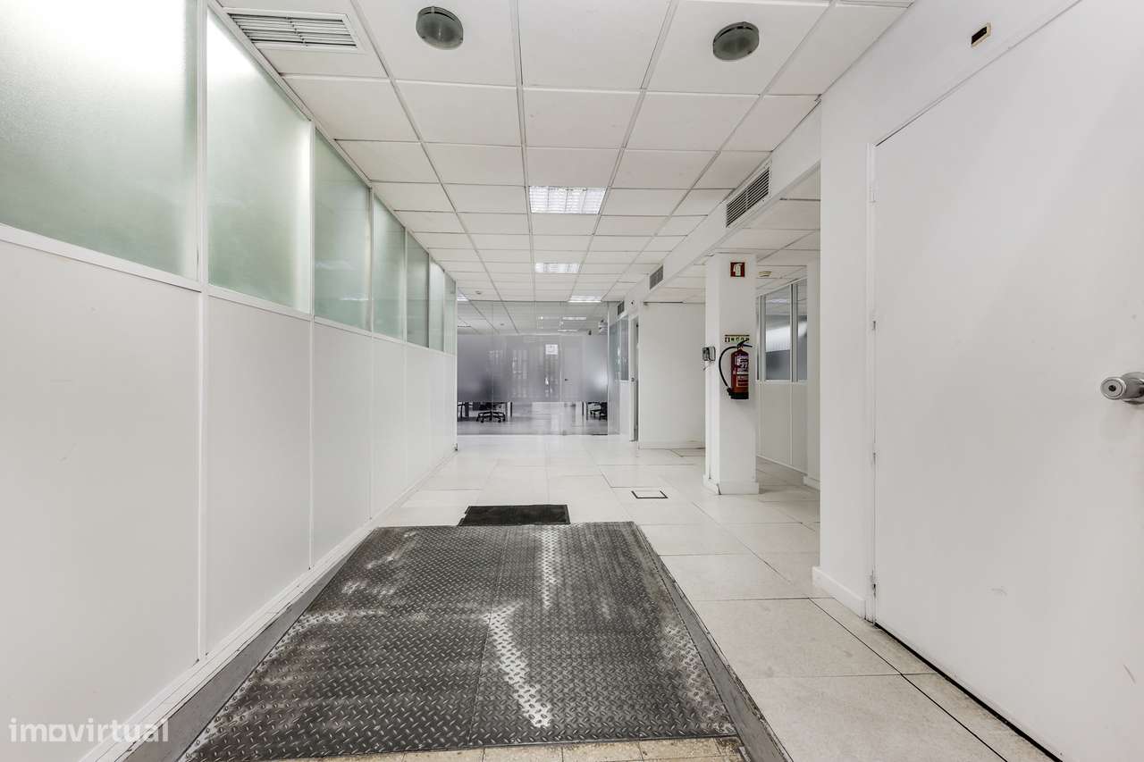 Espaço comercial 550 m² | Escritório + Loja + Armazém | Dois acessos-27