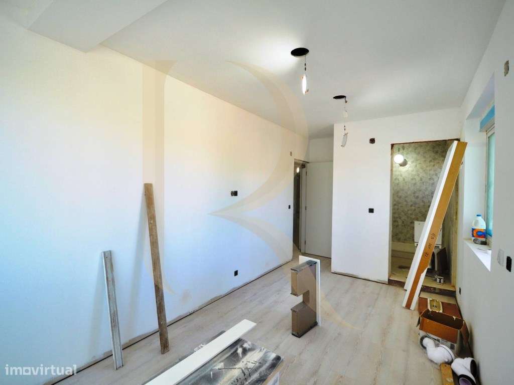 Apartamento T4 remodelado no Laranjeiro - Almada-11
