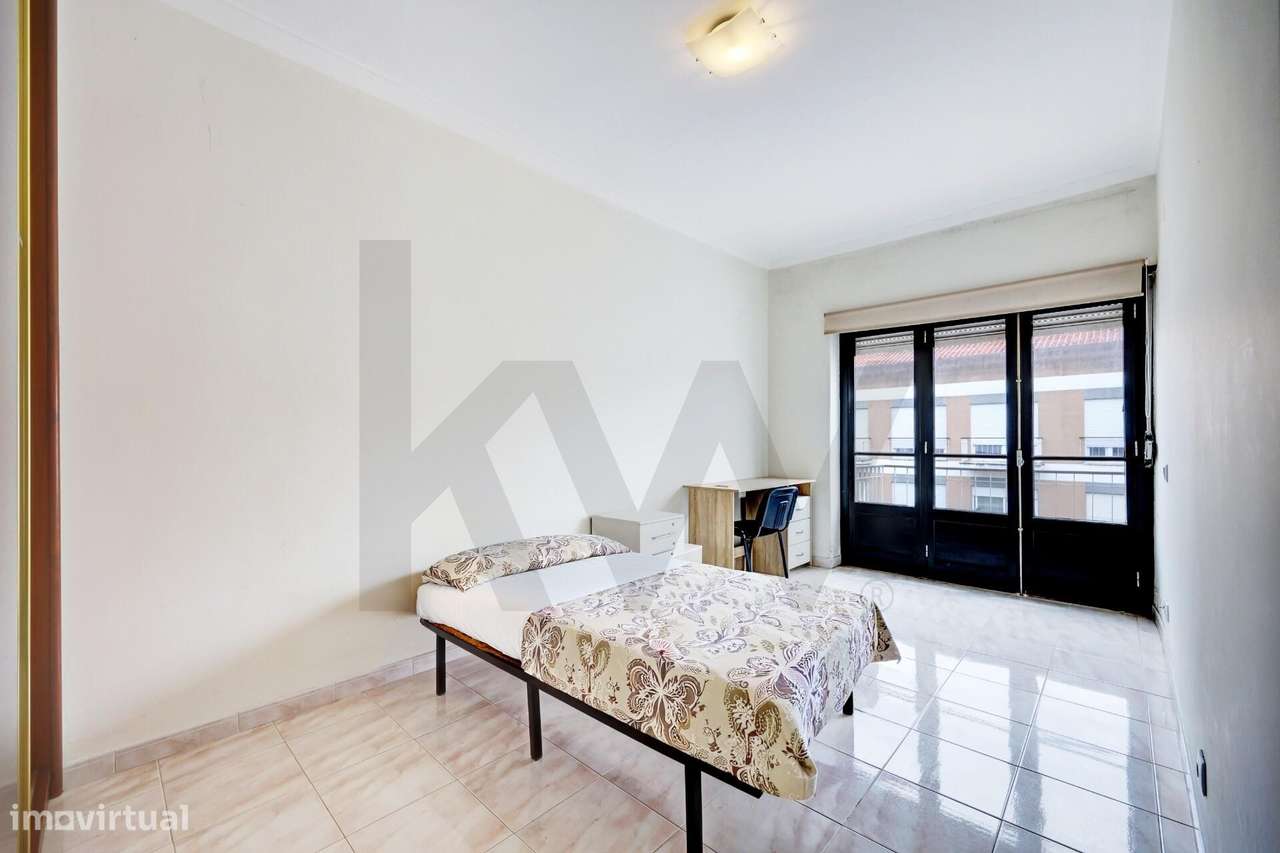 Apartamento T3 Monte da Caparica Rua General Humerto Delgado-27