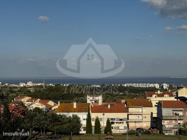 Apartamento T3 com garagem no Parque das Oliveiras, Camarate-31