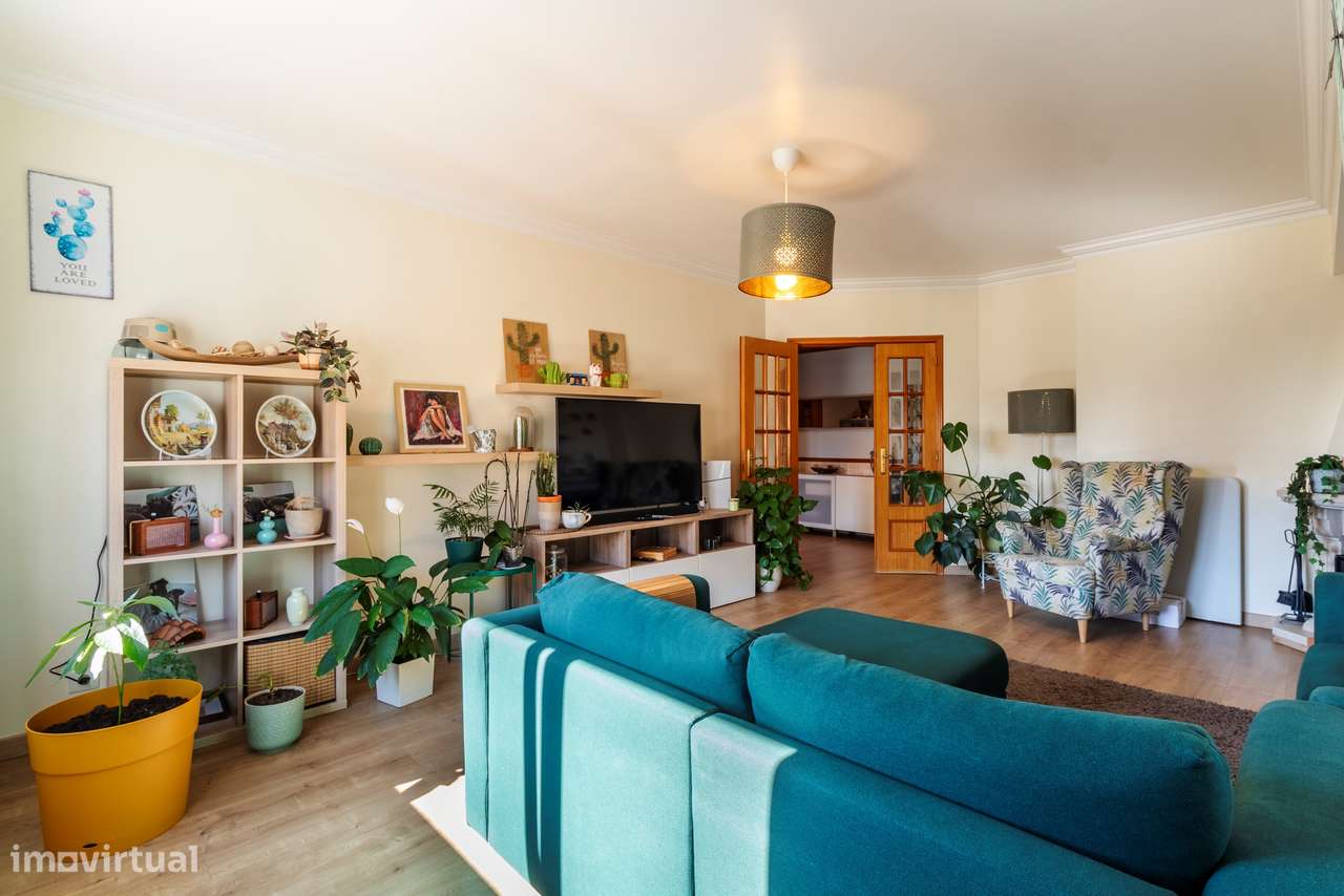 Apartamento T3 convertido em T2 c/ 2 Salas, Semi Remodelado em São Mar-15