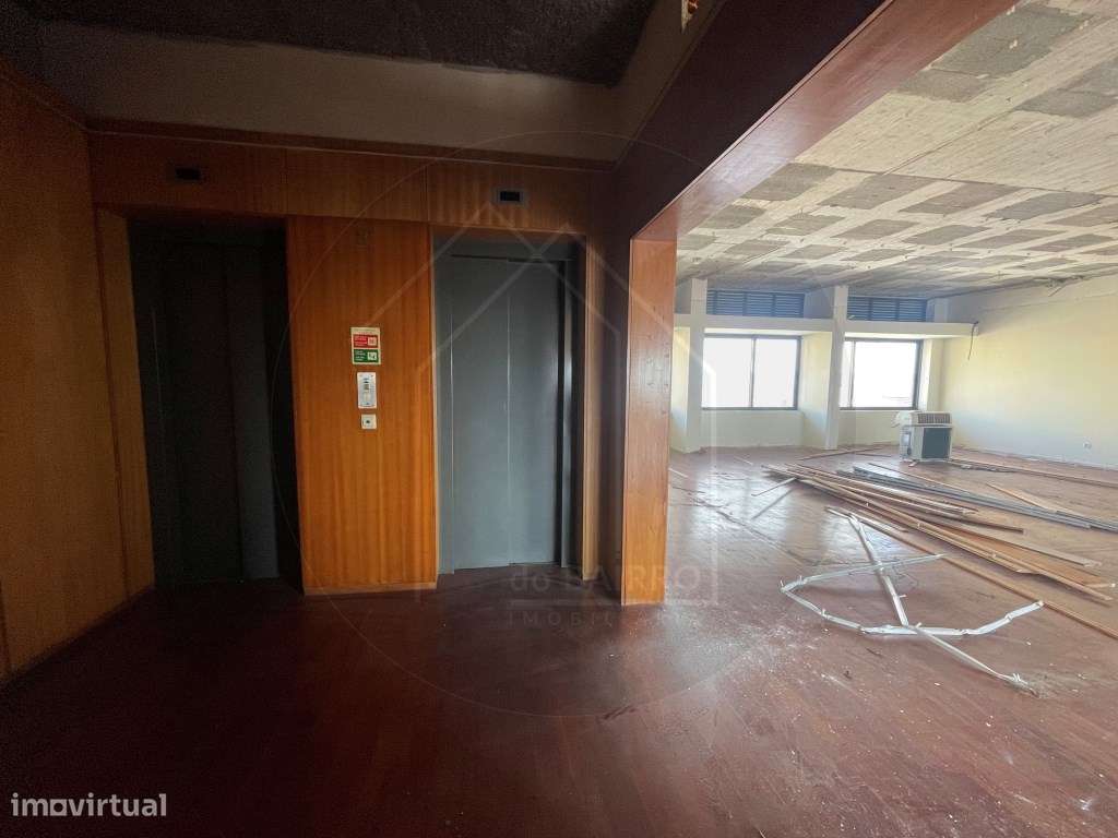 Prédio Urbano no Centro da Maia Potencial para Serviços ou Habitação-6