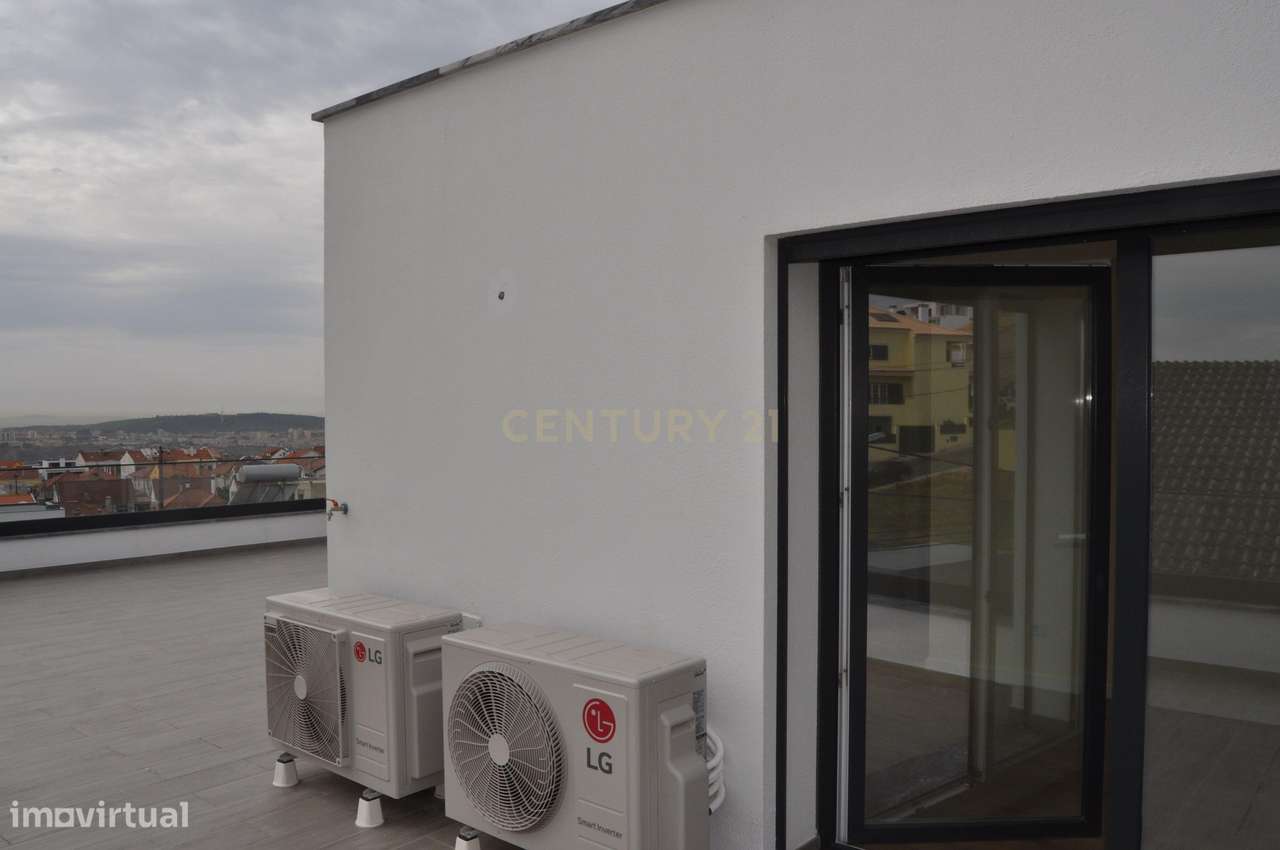 Moradia T4+1 Contemporânea com Piscina-25