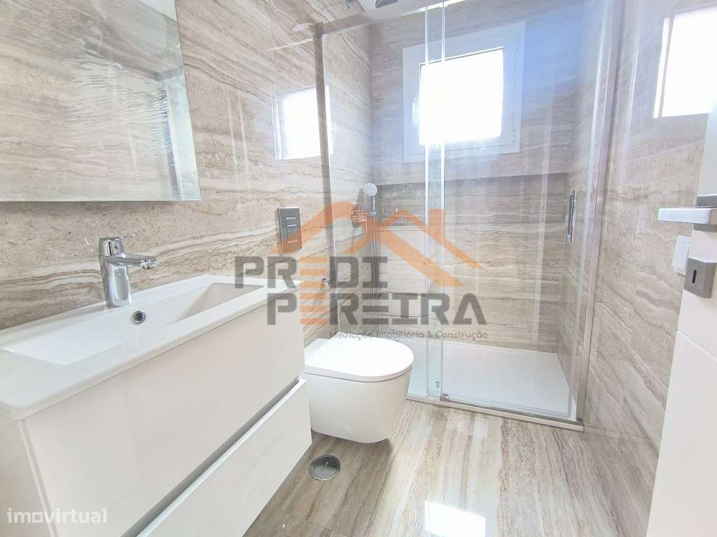 T2 com box e varandas, situado em Santo António dos cavaleiros. - Grande imagem: 5/19