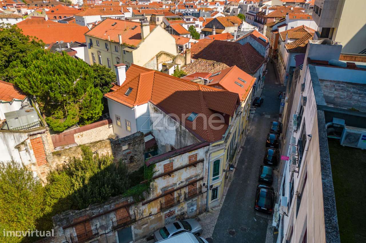 Prédio com grandes áreas no Centro de Leiria-37