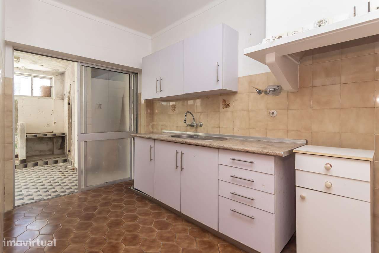 Apartamento com Potencial de Valorização em Almada-24