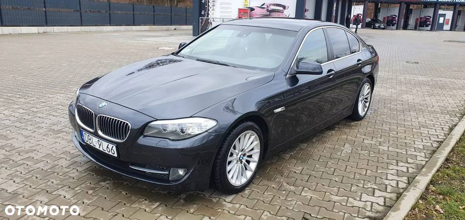 BMW Seria 5 525d xDrive - 28