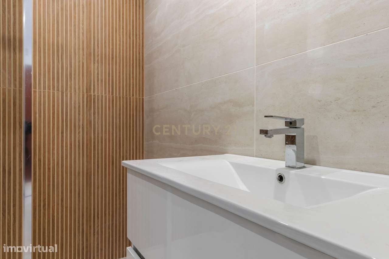 Apartamento T1 totalmente remodelado com 2 varandas,  Prédio com eleva-5