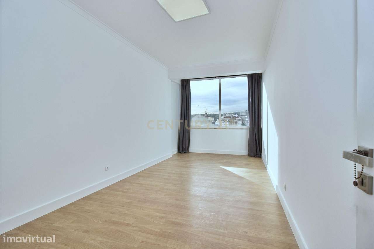 T2 em São Domingos de Benfica luminoso e arejado com ampla arrecadação-8