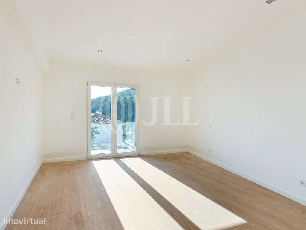 Apartamento T2 com varanda e estacionamento em Loures-8