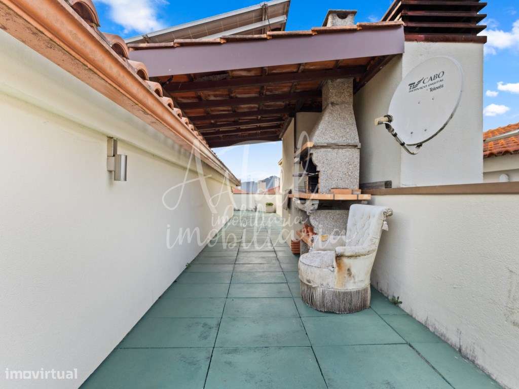 Duplex T5 no centro de Ponte de Lima com terraço panorâmico e 2 gar...-38