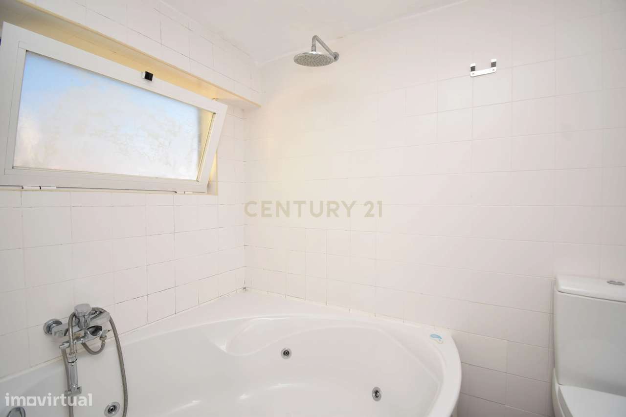 Apartamento com mezzanine e potencial de reconversão na Estrela-9