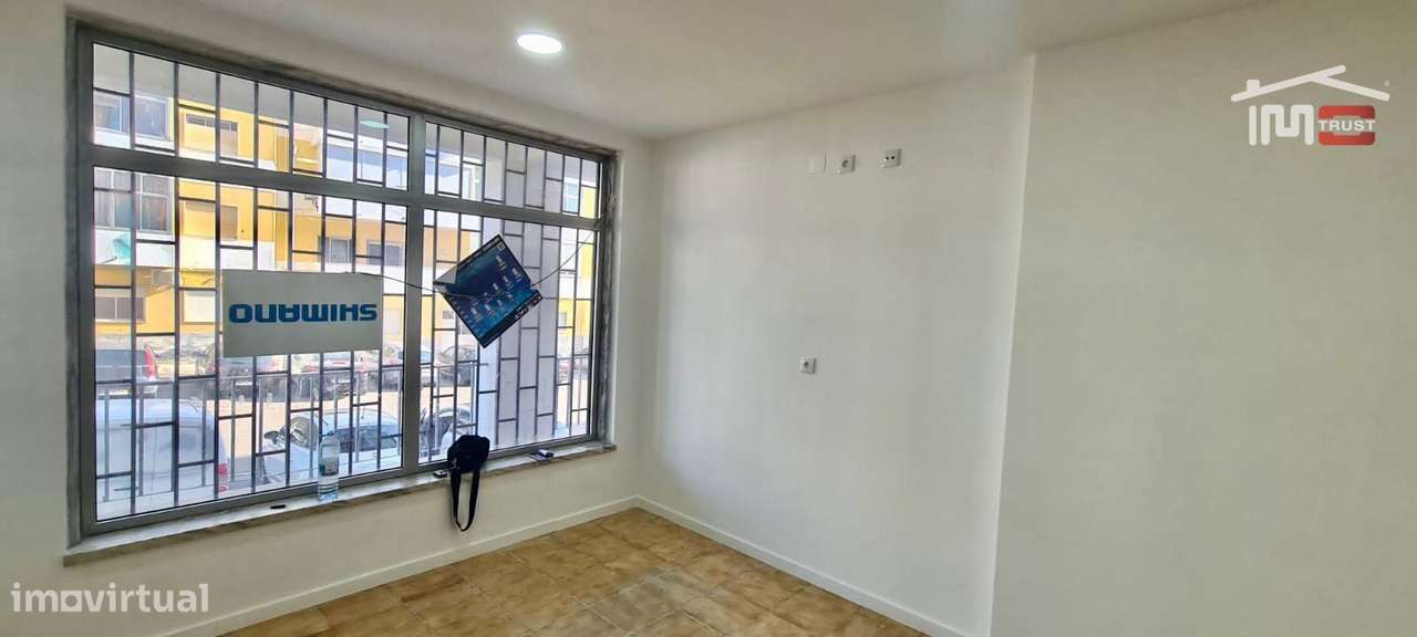 Loja Remodelada com Montra e Arrecadação  Excelente Localização na ... - Grande imagem: 4/20