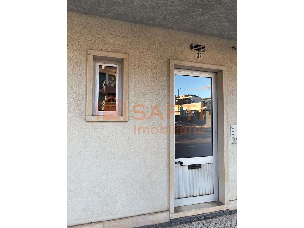 Loja com garagem e sótão com potencial de conversão em To/T1 - Pombal - Grande imagem: 2/21