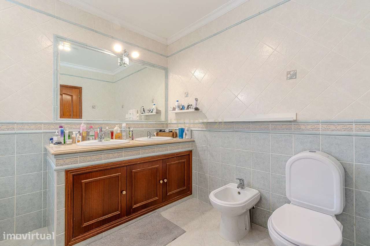 Moradia T2 Geminada C/ 2 Apartamentos Independentes e 238 M2 de Área E-23