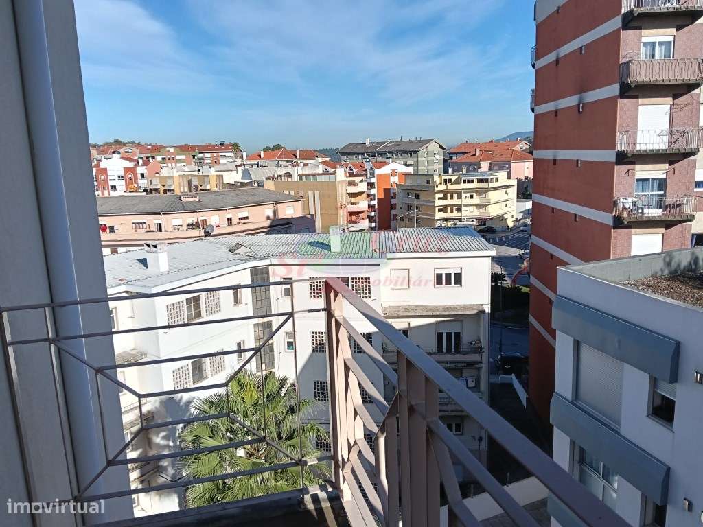 T4 com garagem Junto Piscinas Celas-12