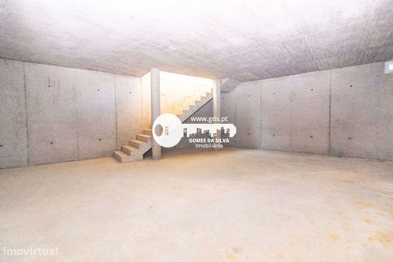 Pavilhão/ Armazém novo com 365m2 próximo da entrada da AE-18