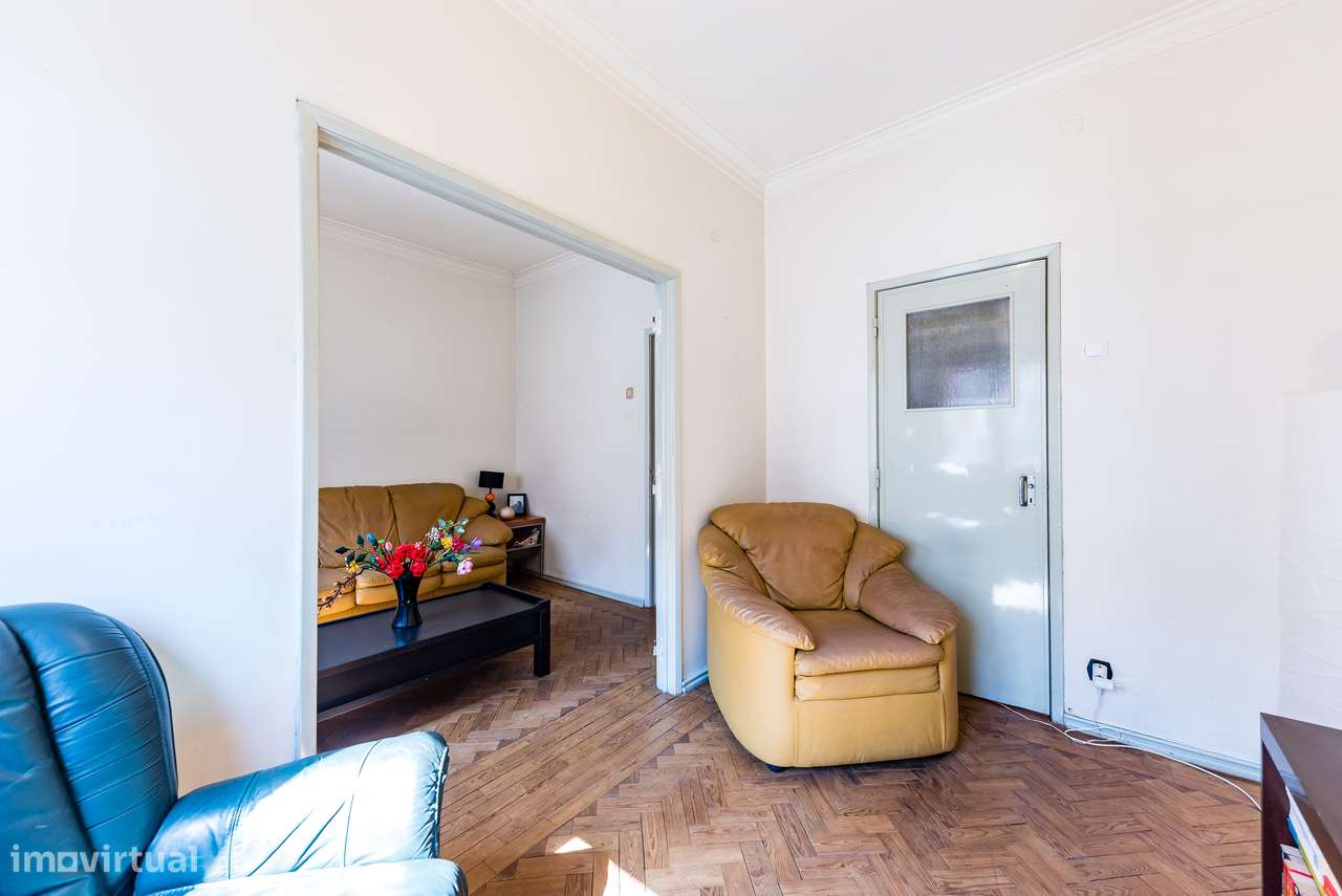 Luminoso Apartamento T2 (com Potencial para T3) na Av. José Elias Garc-11