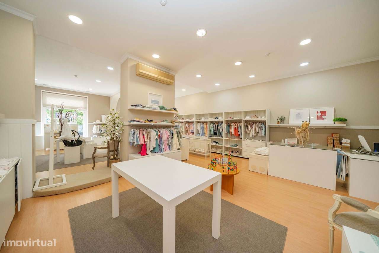 Trespasse de Conceituada Loja de Roupa Infantil no Centro de Barcelos-16