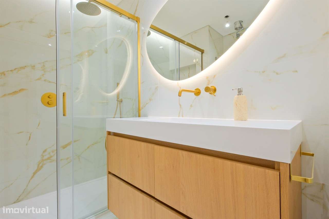 Apartamento T1 com garagem, totalmente remodelado, em condomínio com p-16