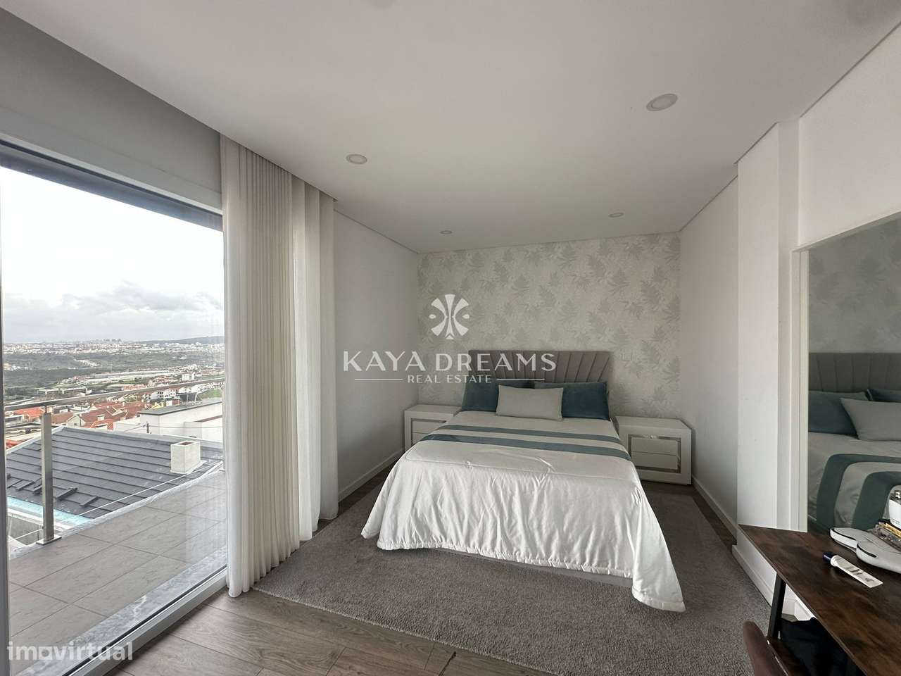 Moradia Semi Nova T4 de Luxo em Famões, a um Passo de Lisboa-19