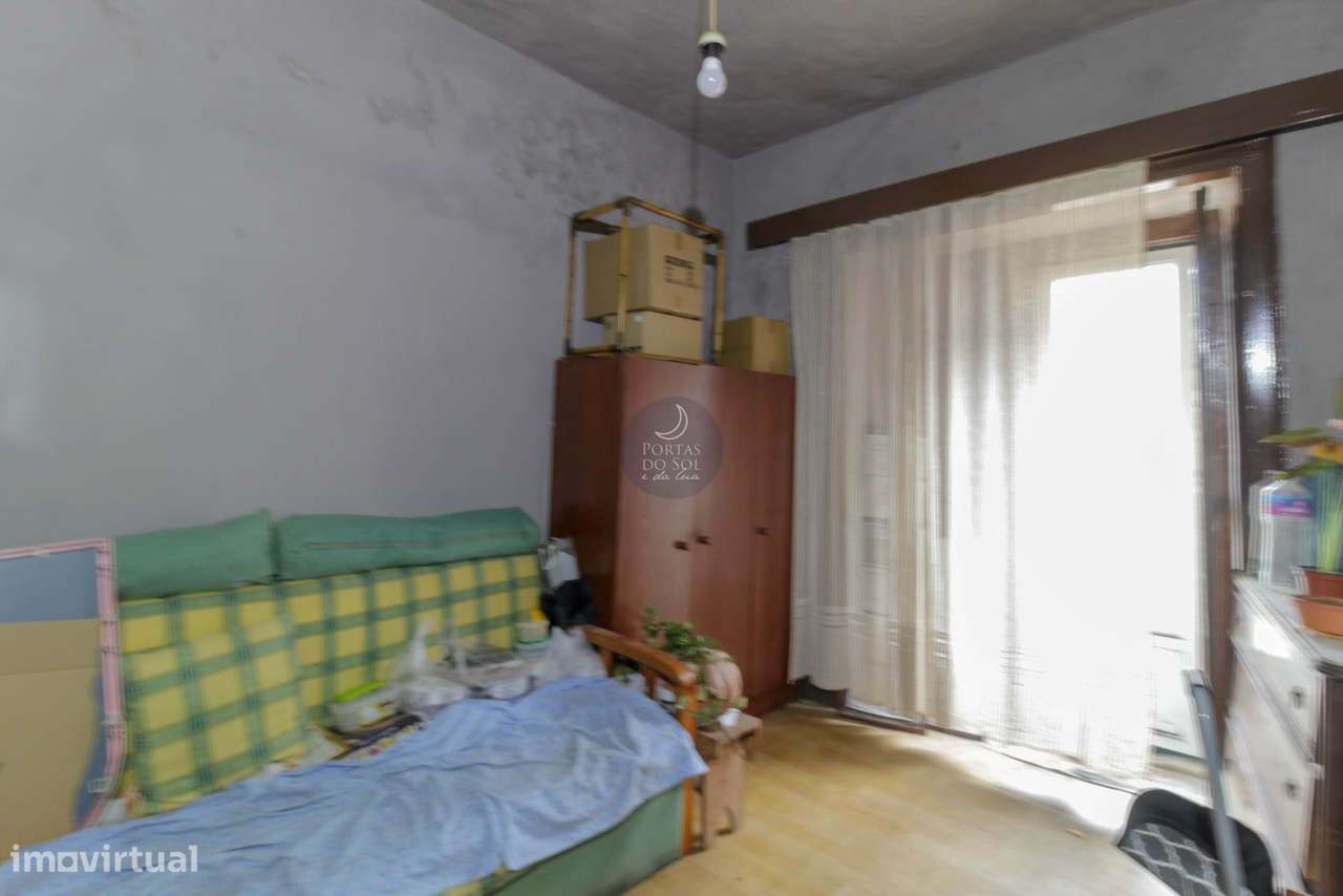 Prédio de 3 Pisos c/ Sótão e Terraço de Topo.-11