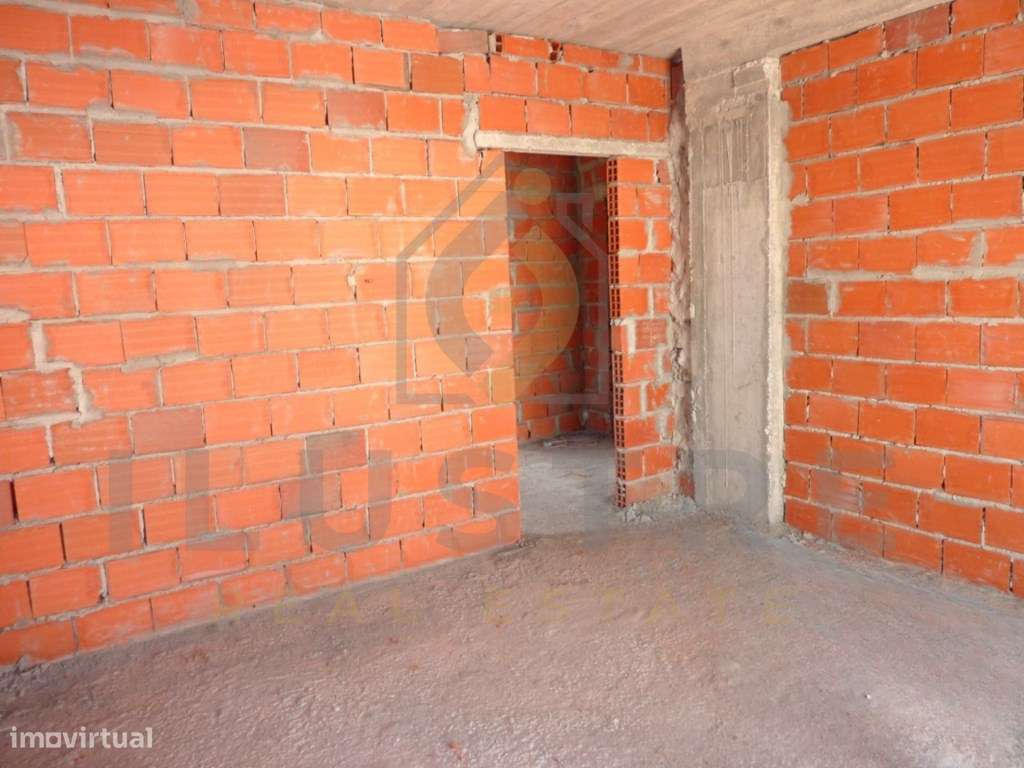 Moradia T3 em construção com logradouro e garagem em Sesimbra-20