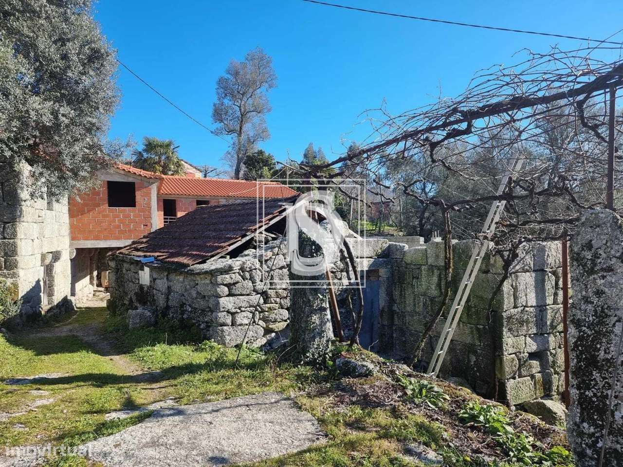 Moradia para Restaurar T3 e terrenos não urbanizáveis, em Vilar do Chã - Grande imagem: 4/16