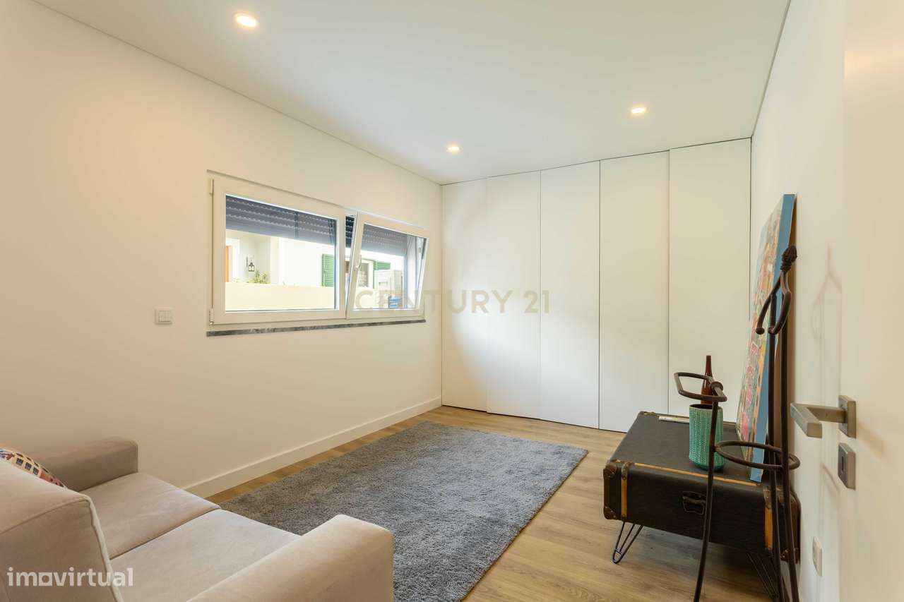 Moradia V4 isolada de arquitetura contemporânea com piscina, com vista-11