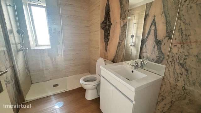 T2 Totalmente Remodelado em Ramalde | Garagem + Arrumos-10